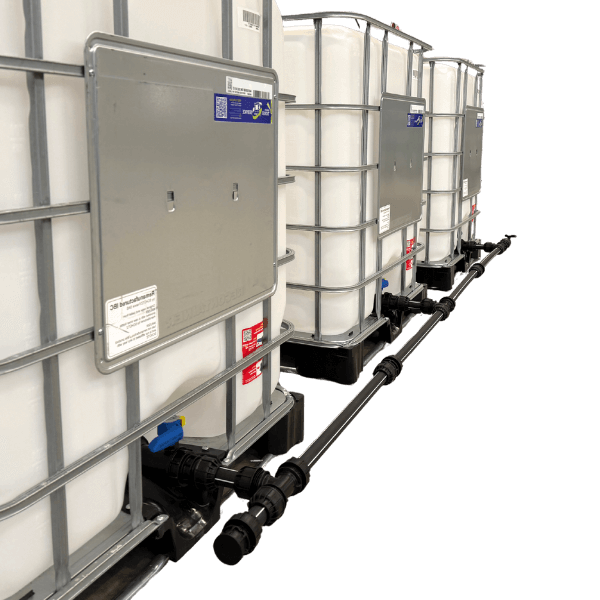 Syst&egrave;mes de r&eacute;cup&eacute;rateurs d'eau de 3000 litres, avec trois cuves IBC de 1000 litres raccord&eacute;es par Multicuves